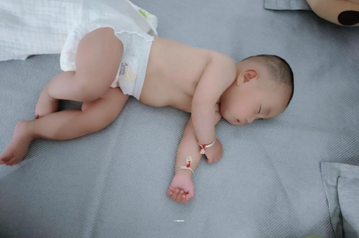 几个月宝宝会抬头